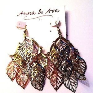 5/$25 ✨FINAL SALE PRICE✨Anna & Ava leaves Chandelier earrings